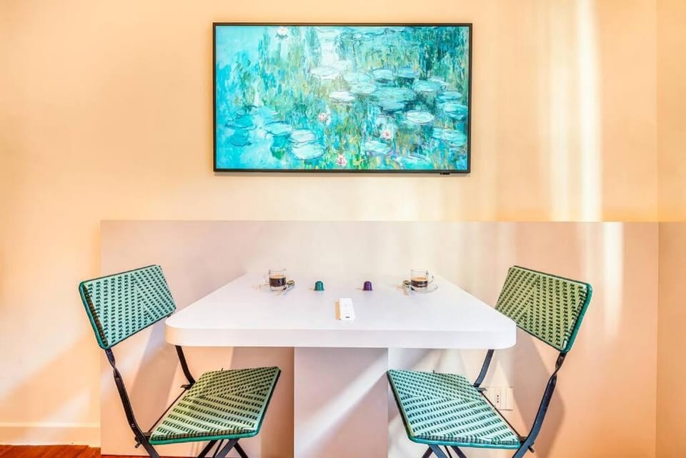 Decorative detail, Seating area, Dining area