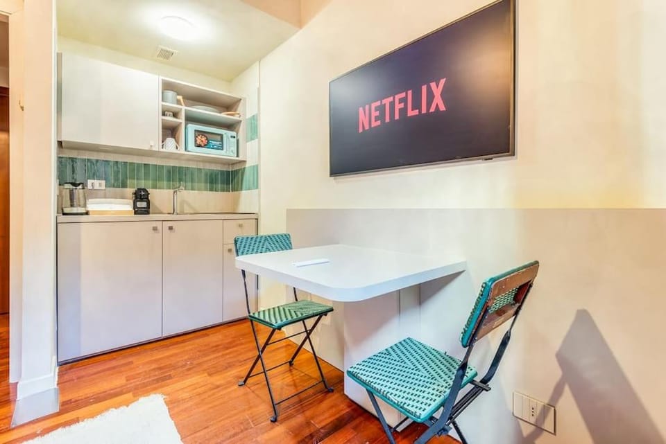 TV and multimedia, Dining area, minibar, stove