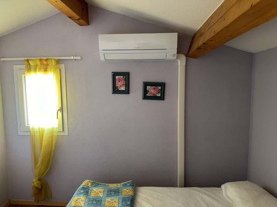 Bed, Photo of the whole room, Bedroom, air conditioner