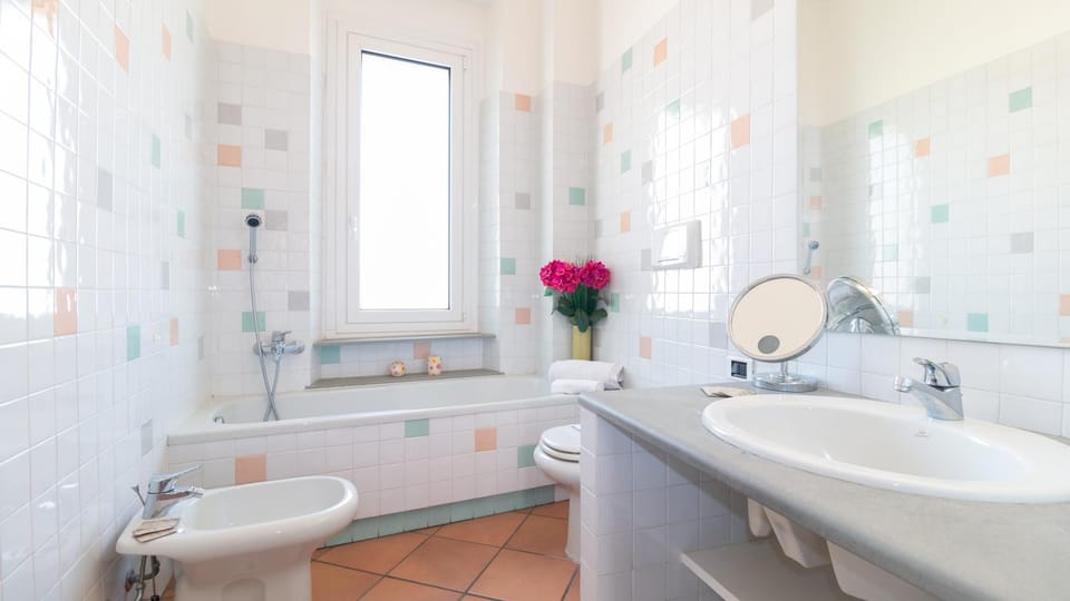 Shower, Toilet, Bathroom, Bath, bidet, towels