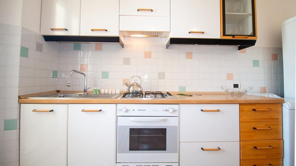 Coffee/tea facilities, oven, stove, toaster, washing machine, kitchen