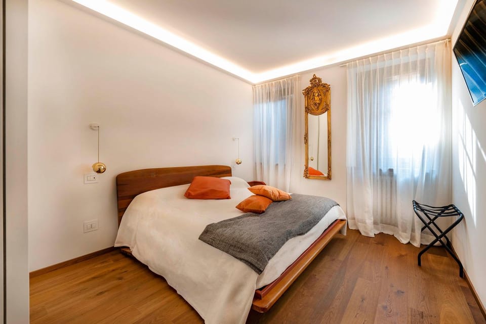 Bed, TV and multimedia, Photo of the whole room, Bedroom