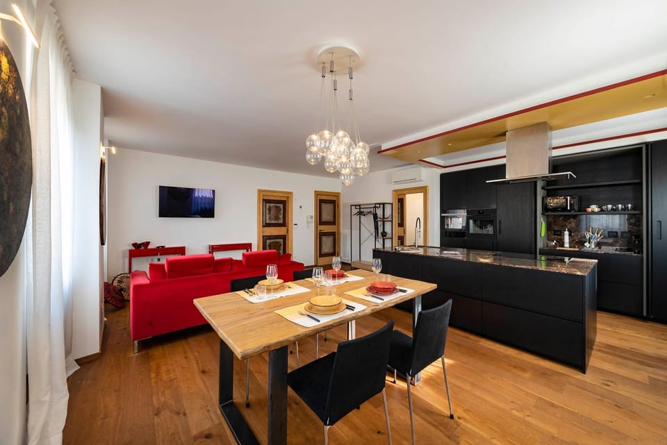 TV and multimedia, Kitchen or kitchenette, Living room, Seating area, Dining area