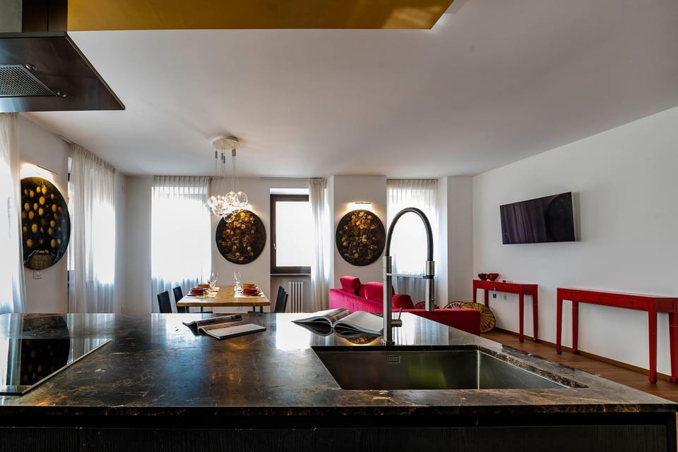 TV and multimedia, Kitchen or kitchenette, Living room, Seating area, Dining area