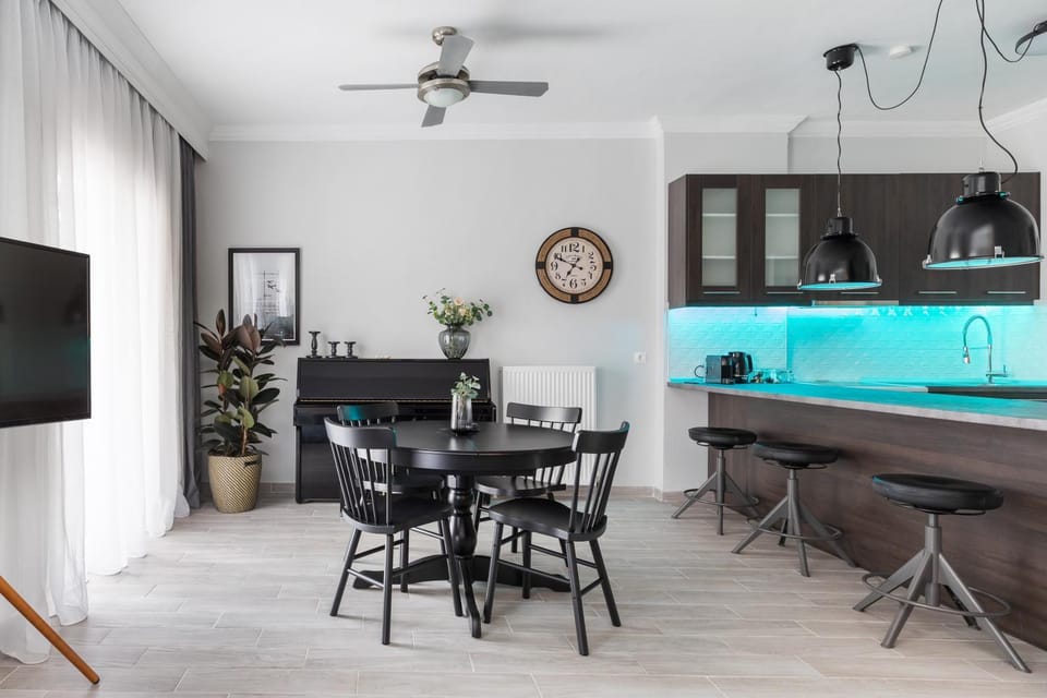 Kitchen or kitchenette, Dining area
