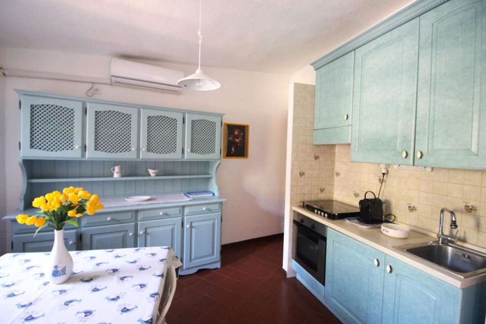 Kitchen or kitchenette, Dining area, fireplace, minibar, pet friendly, stove