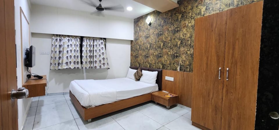 Bed, Photo of the whole room, wardrobe