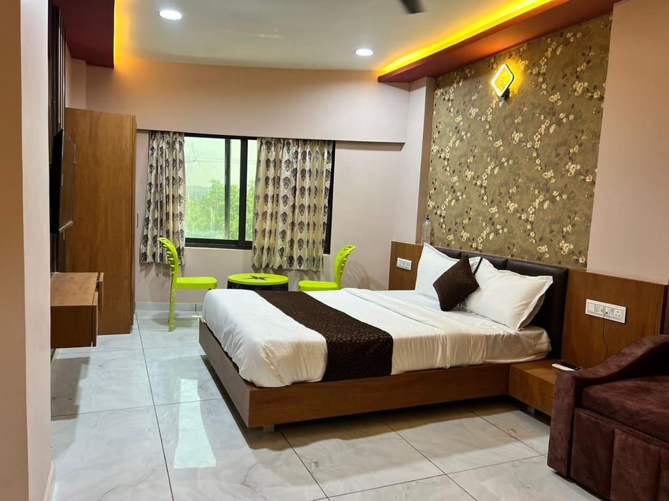 Bed, Photo of the whole room, Seating area, Bedroom