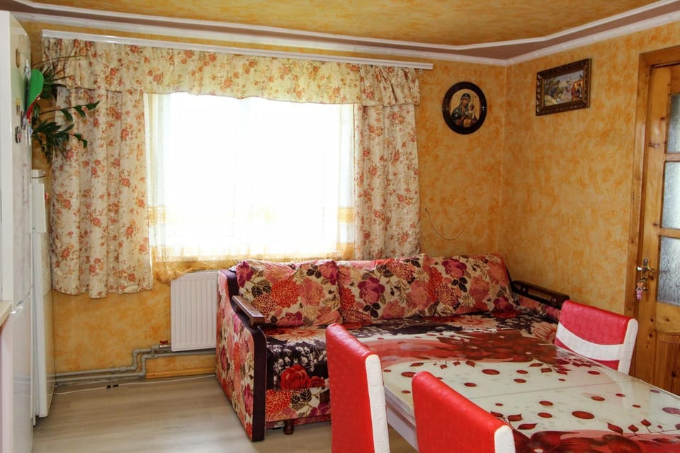 Seating area, kitchen
