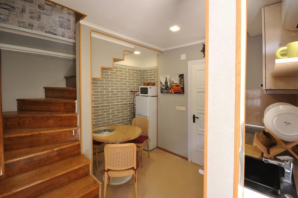 Kitchen or kitchenette, Dining area, minibar