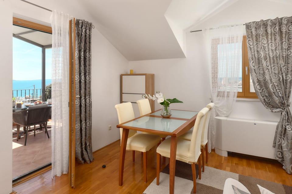 Balcony/Terrace, Dining area, air conditioner