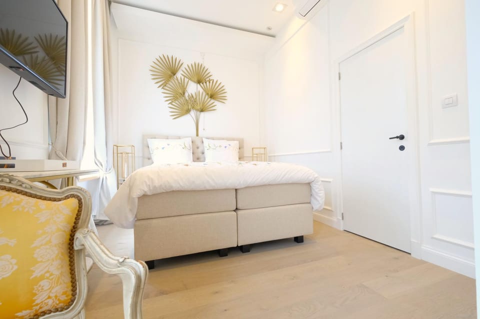 Room Jade - La Maison de la duchesse de la Valliere - Parking privé Bed and Breakfast in Hauts-de-France