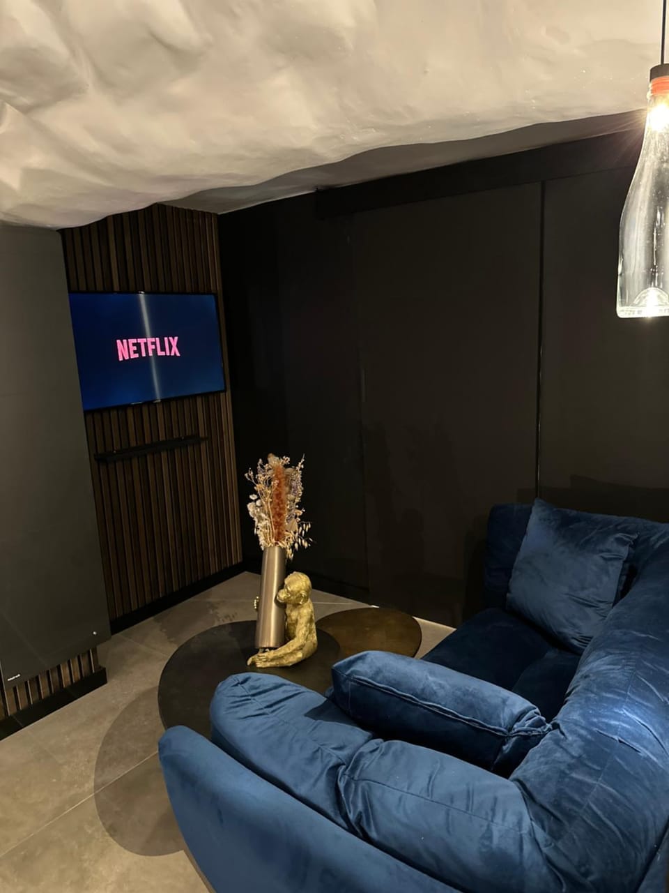 Communal lounge/ TV room, TV and multimedia, Living room, Seating area, Evening entertainment