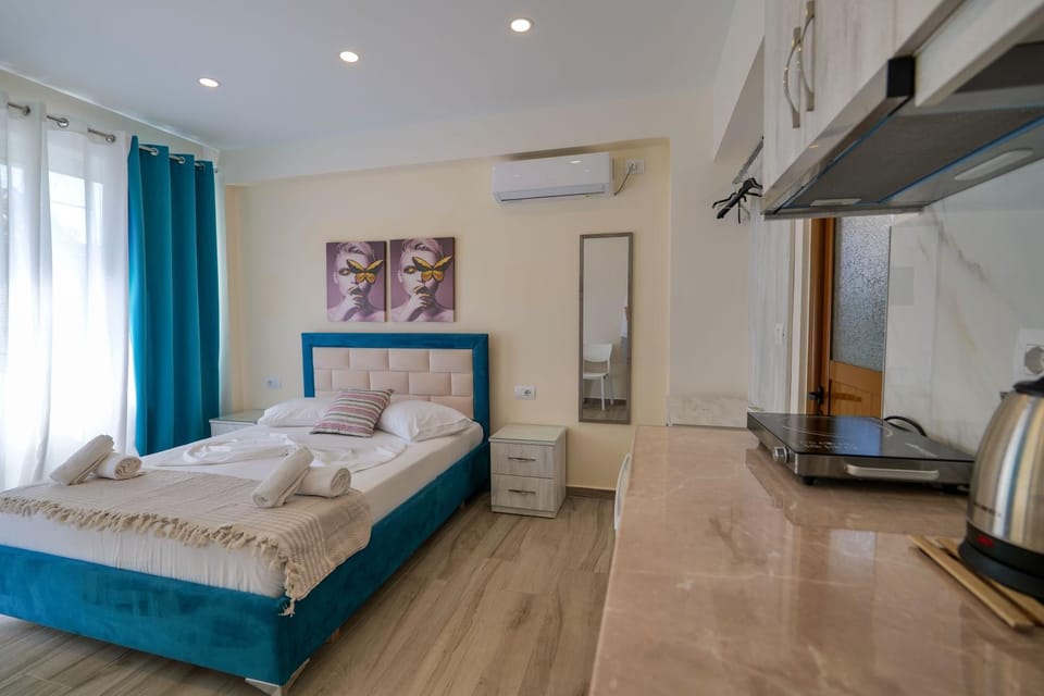 Bed, TV and multimedia, Kitchen or kitchenette, Photo of the whole room, Bedroom, towels, air conditioner