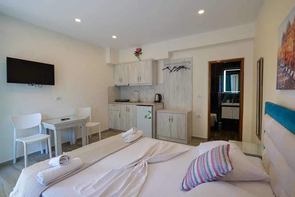 Bed, TV and multimedia, Kitchen or kitchenette, Photo of the whole room, Dining area, Bedroom