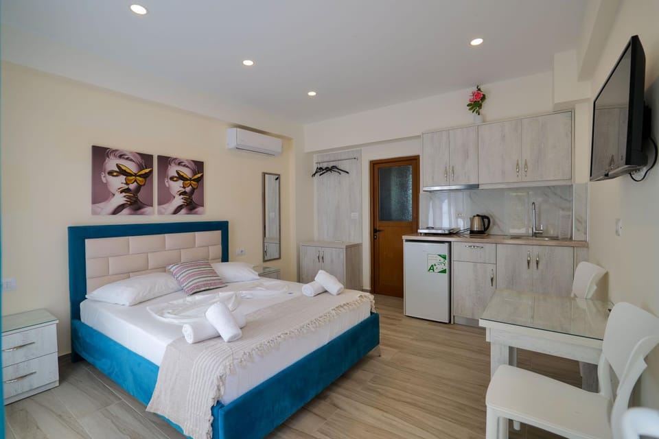 Bed, Kitchen or kitchenette, Photo of the whole room, Bedroom, towels