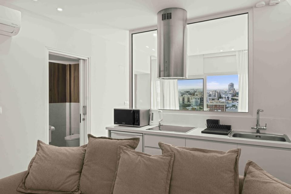 TV and multimedia, Kitchen or kitchenette, Living room, Seating area