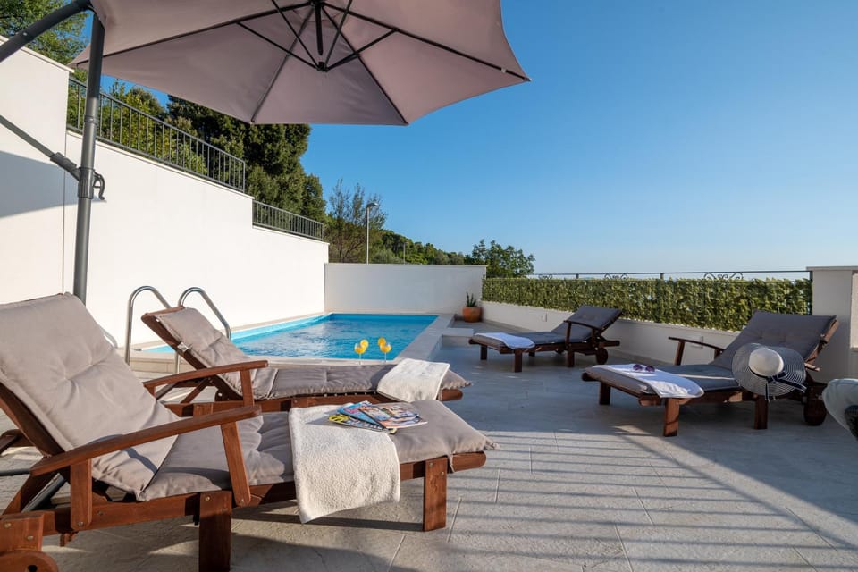 Day, Balcony/Terrace, Pool view, Swimming pool, sunbed