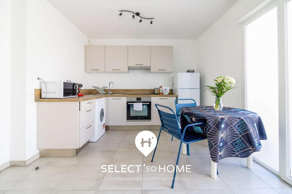 Kitchen or kitchenette, Dining area, dishwasher, oven, pet friendly, stove, toaster