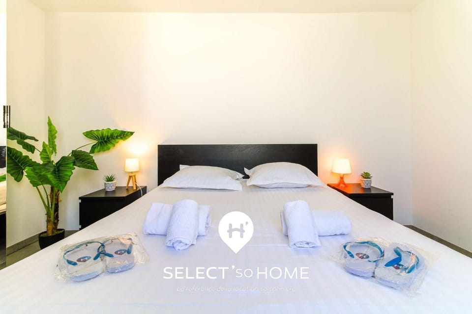 Bed, Property logo or sign, Photo of the whole room, Bedroom, towels
