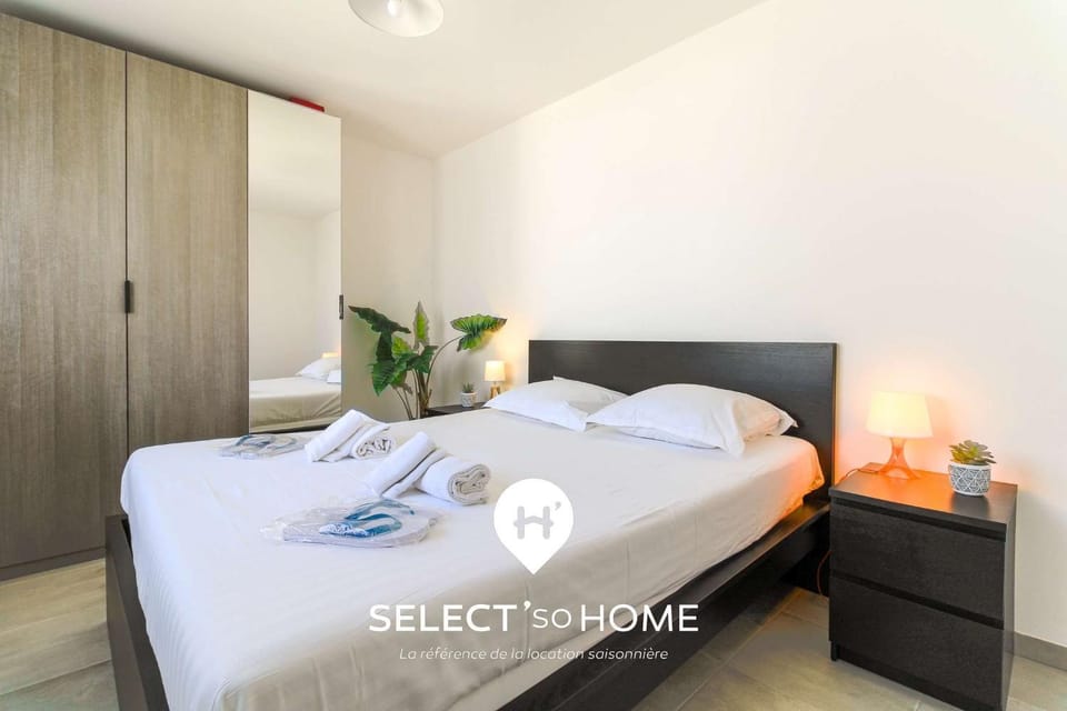 Bed, Photo of the whole room, Bedroom, towels, wardrobe