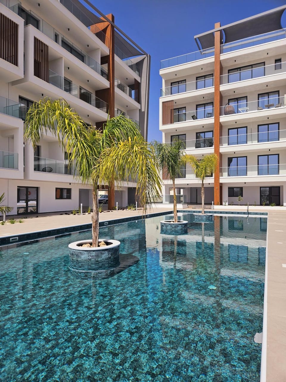 Property building, Day, Pool view, Swimming pool, sunbed