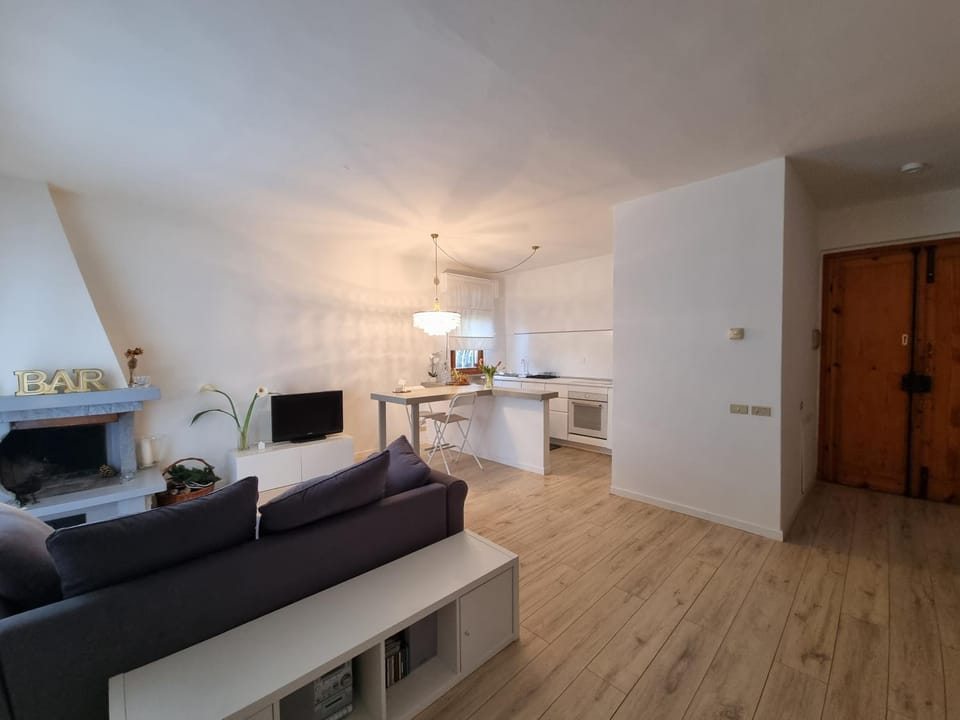 TV and multimedia, Kitchen or kitchenette, Living room, Seating area, Dining area