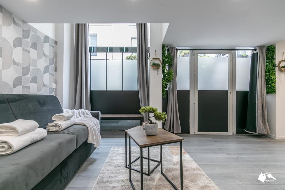 Bed, Seating area, towels