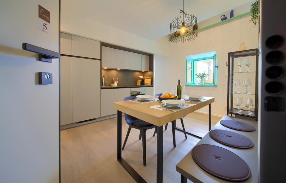 Kitchen or kitchenette, Seating area, Dining area