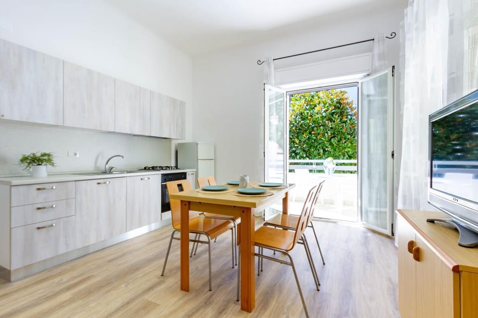 Kitchen or kitchenette, Dining area, pet friendly