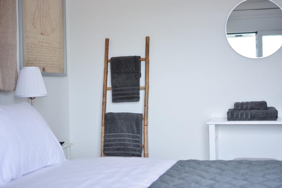 Bedroom, towels