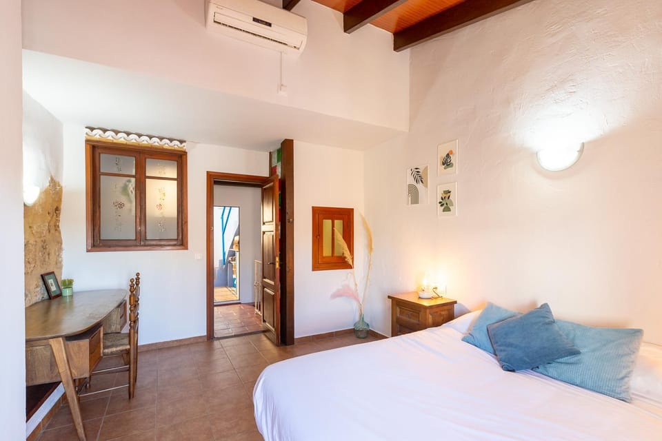 Bed, Seating area, Bedroom, internet, air conditioner