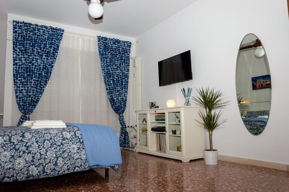 Bed, TV and multimedia, Bedroom, hair dresser