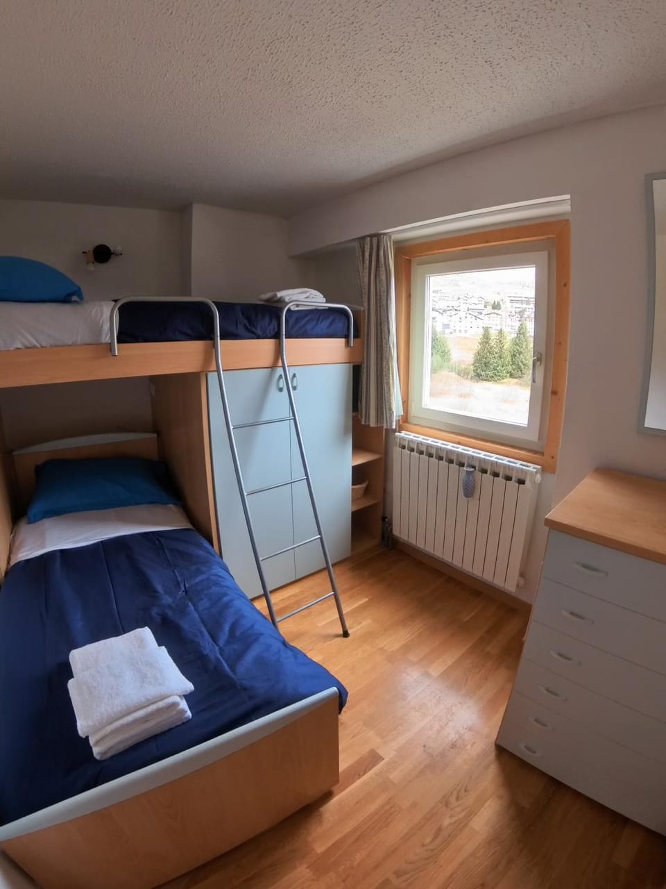 Bed, Photo of the whole room, Bedroom, bunk bed, towels