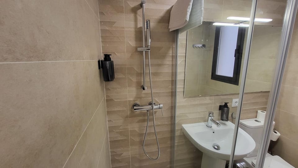 Shower, Toilet, Bathroom, towels