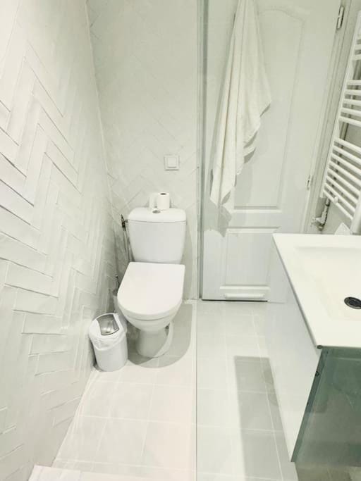 Apartment 3 People Voltaire-Saint Ambroise Apartment in Paris