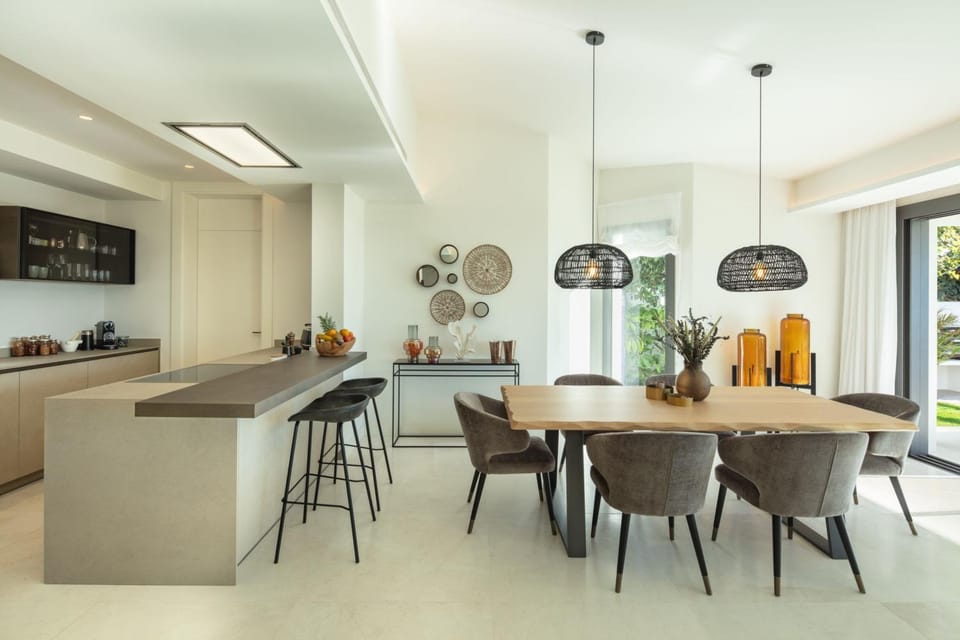 Kitchen or kitchenette, Dining area
