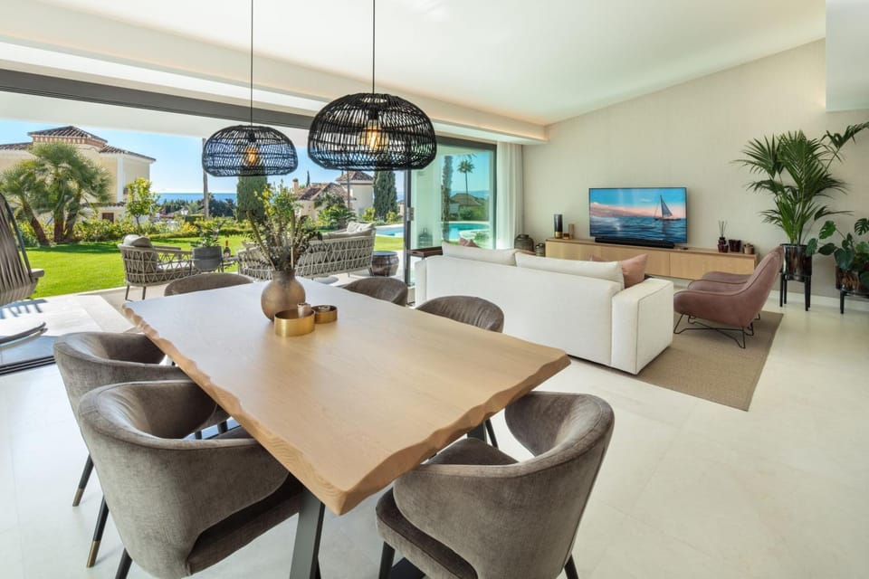 Communal lounge/ TV room, Dining area, Garden view