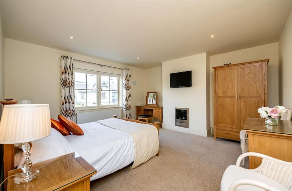 Bed, TV and multimedia, Bedroom, wardrobe