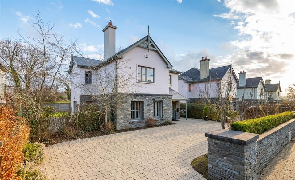 Property building, Day, Garden