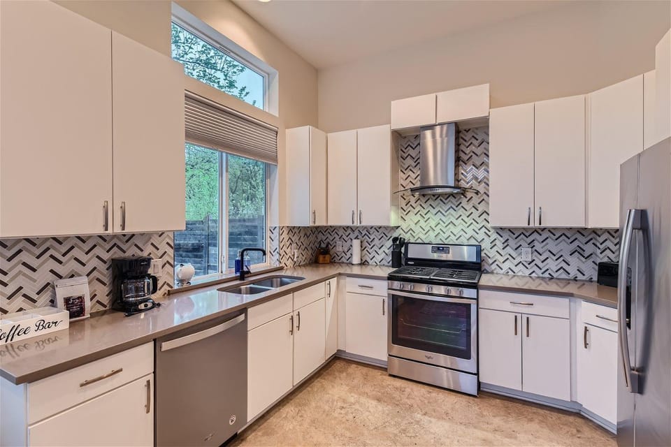 Coffee/tea facilities, Kitchen or kitchenette, dishwasher, oven, stove