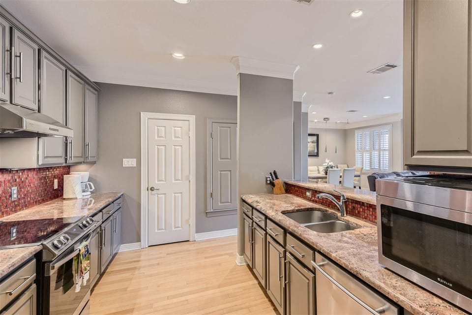 Kitchen or kitchenette, dishwasher, minibar, oven, stove