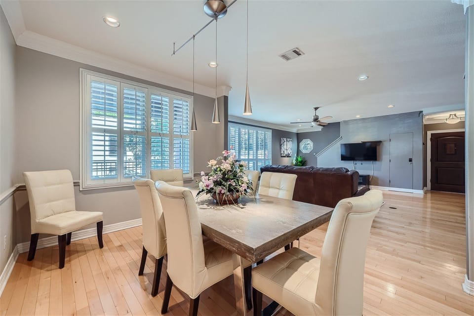 TV and multimedia, Living room, Seating area, Dining area, fireplace