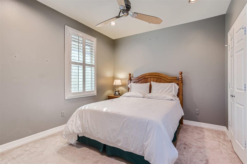 Bed, Photo of the whole room, Bedroom, fireplace