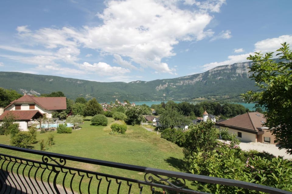 Beautiful villa on the slopes of Lake Aiguebelette! Villa in Auvergne-Rhône-Alpes