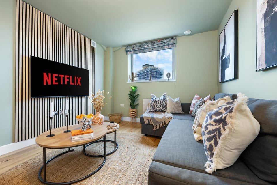 TV and multimedia, Living room, Seating area, Evening entertainment