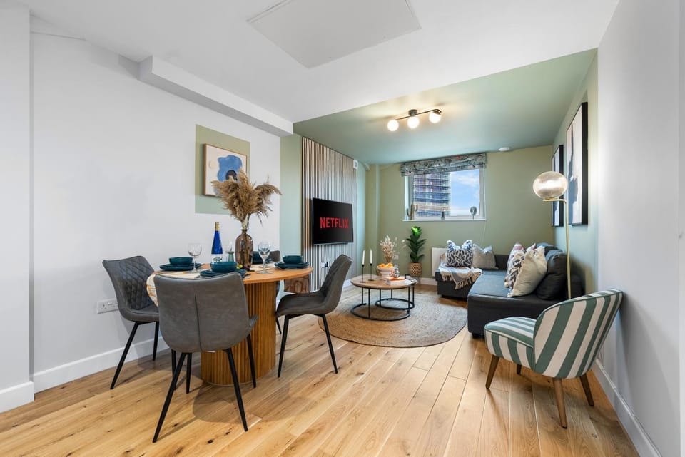 TV and multimedia, Living room, Seating area, Dining area