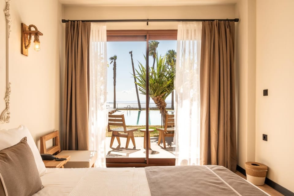 Bed, Garden, Balcony/Terrace, Decorative detail, Garden view, Pool view