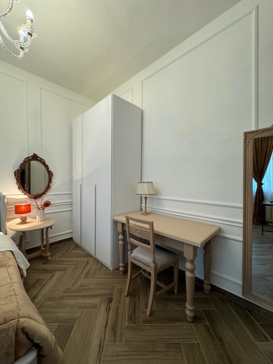 Bed, Seating area, Bedroom, wardrobe