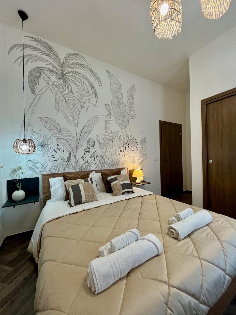 Bed, Photo of the whole room, Bedroom, towels